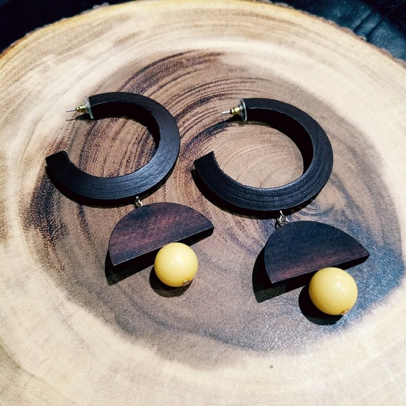 SOLD Unique earrings - Picture 2 of 2